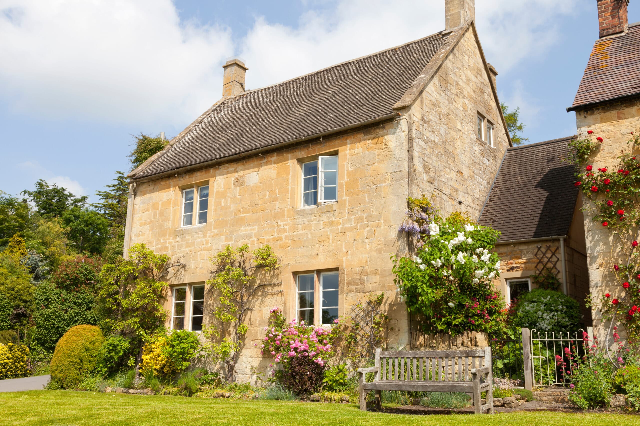 Read more about the article Do Heat Pumps Work in Older Cotswold Stone Properties?